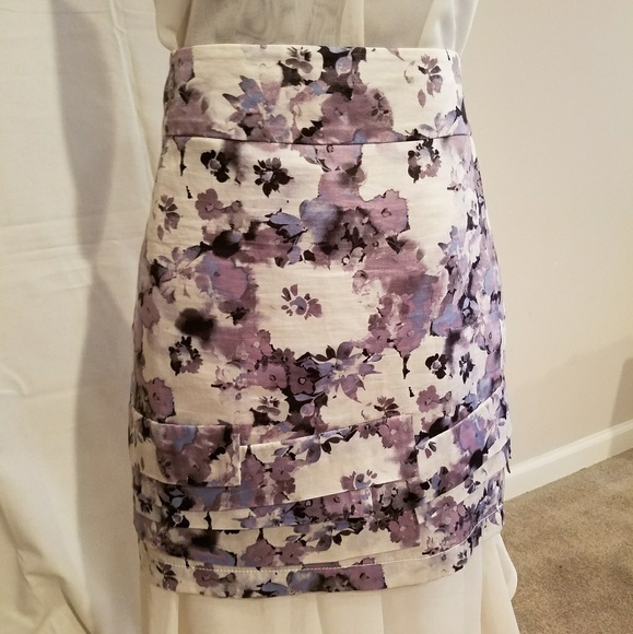 LOFT Dresses & Skirts - LOFT Women's purple floral pencil skirt Lined Size 2